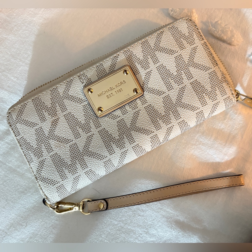 Michael Kors Wallet Wristlet in White